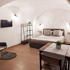 ravi-suite-romantico-appartamento-rifinito-con-vasca-a-vista.barihotels.org/